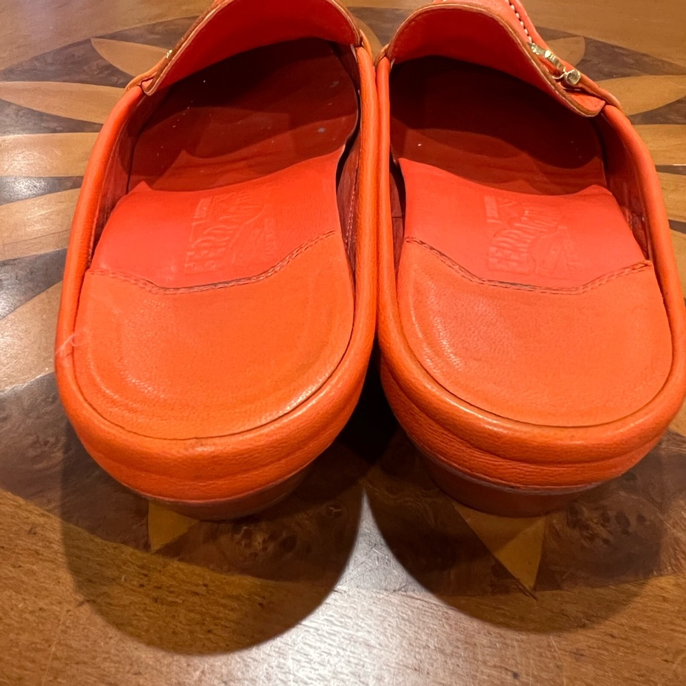 Salvatore Ferragamo Women’s Orange Viggio Apron-Toe Leather Mules Size 8 Slip On - Picture 5 of 10